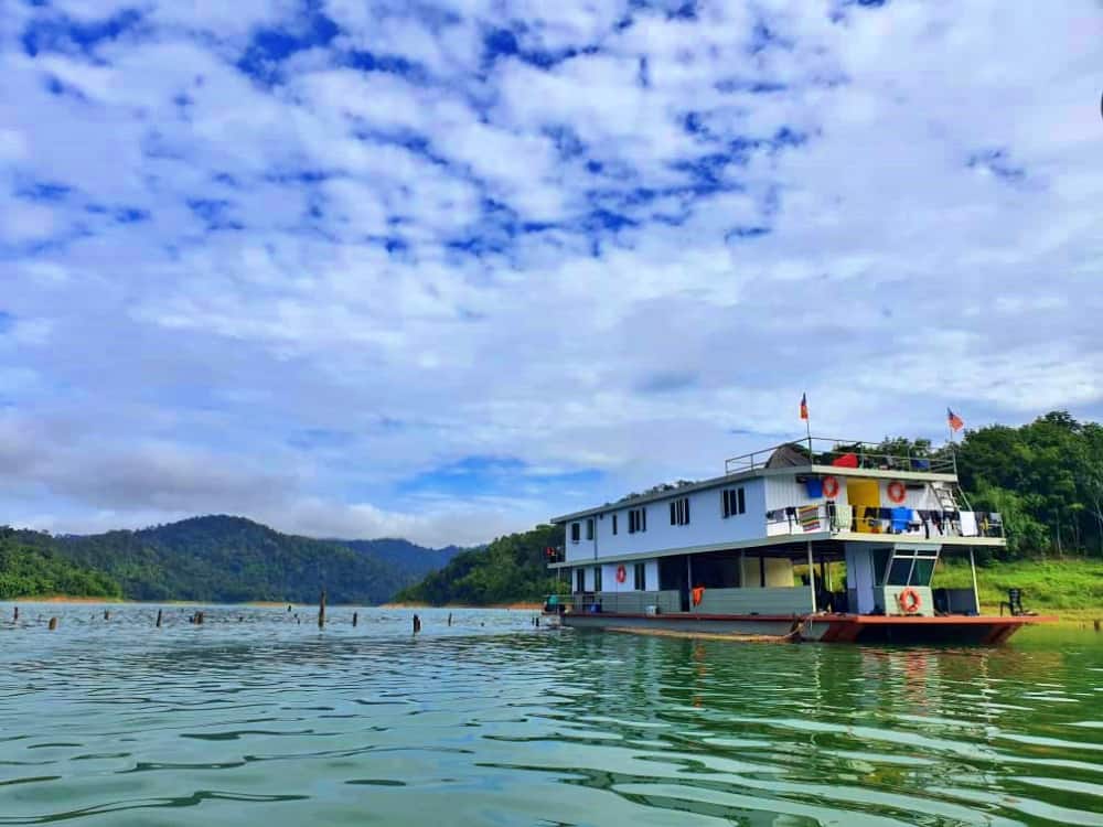 Go on a cruise on Lake Temenggor