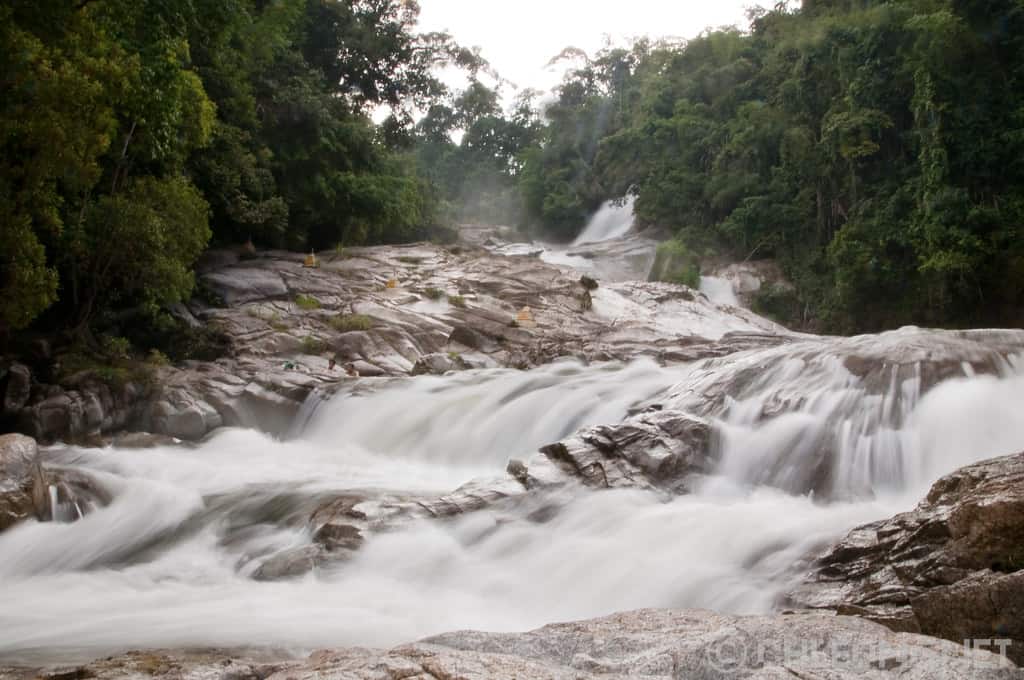 Enjoy a picnic by the Chamang Waterfall