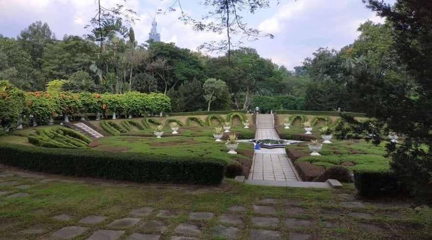 Take beautiful photos at the Sunken Garden